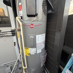 RHEEM WATER TANK