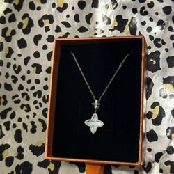 Silver mother of pearl clover necklace 