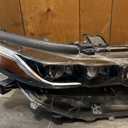 2021 Toyota Prius Prime Right headlight xenon 
