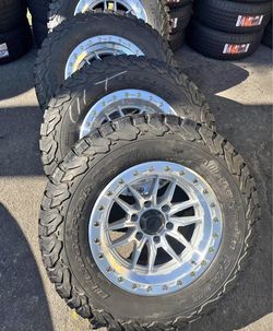 Vendo un set de rines nuevos con llantas BFgoodrich 275/70/17