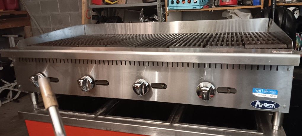 COMMERCIAL STAINLESS STEEL CHARBROIL  GAS GRILL