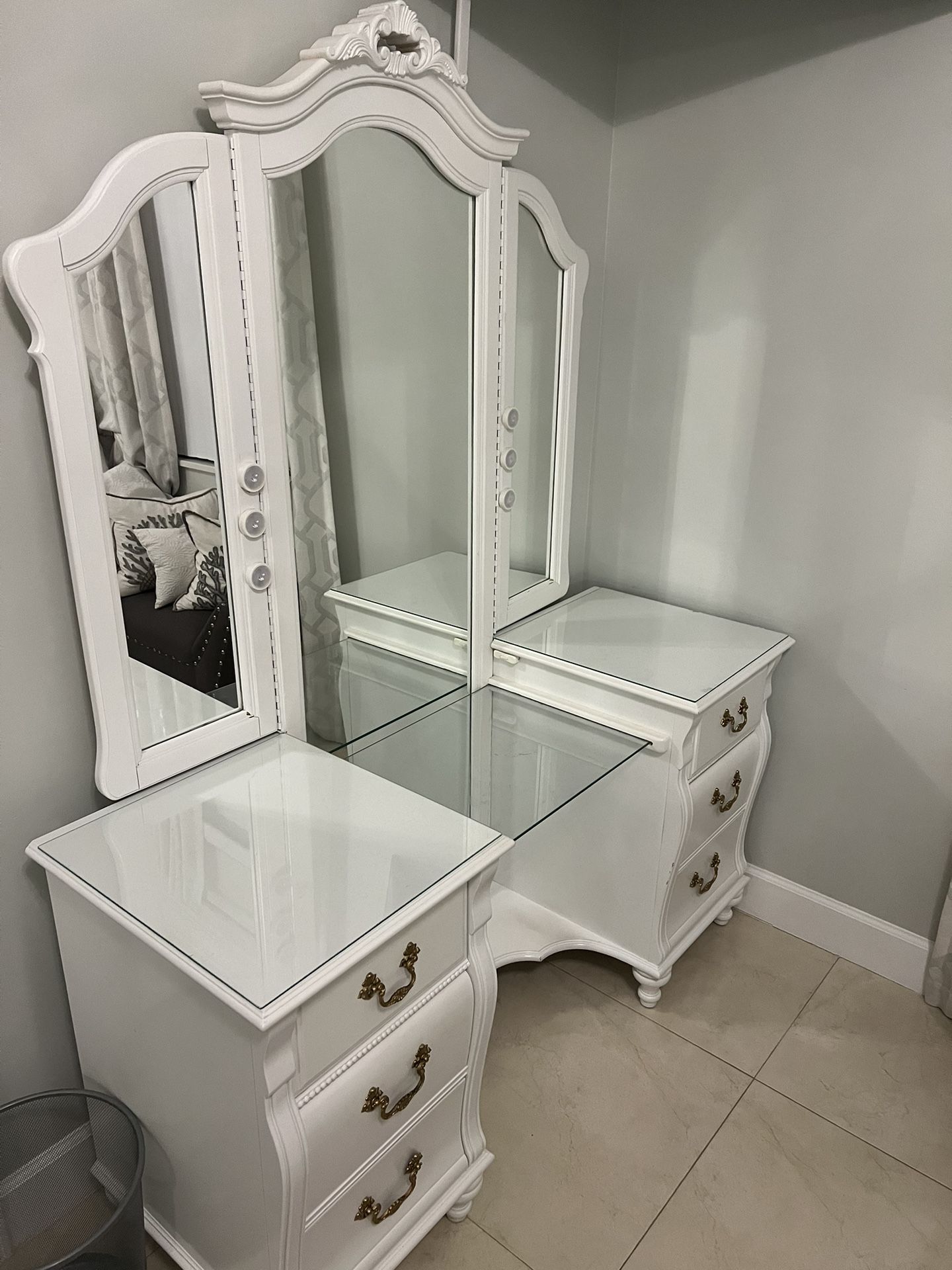 White Make Up Vanity 