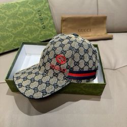 A fashionable and versatile hat for men and women