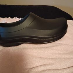 Unisex Slip Resistant M7W9