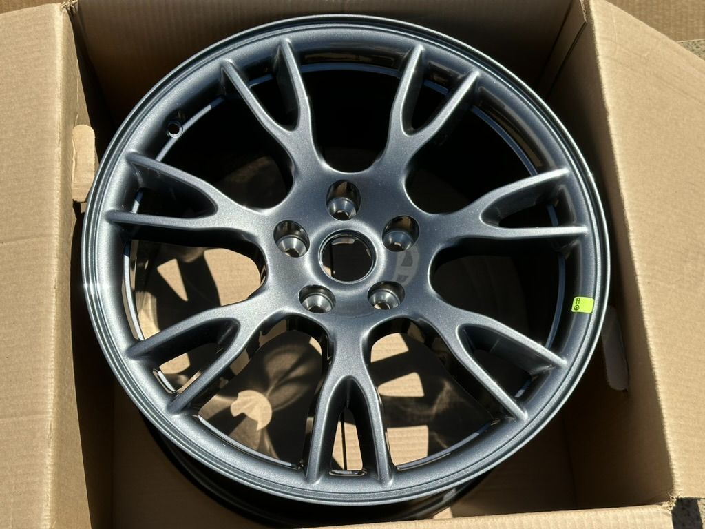  (1) OEM Front 2023 Tesla Model S Long Range Tempest Wheel  BRAND NEW