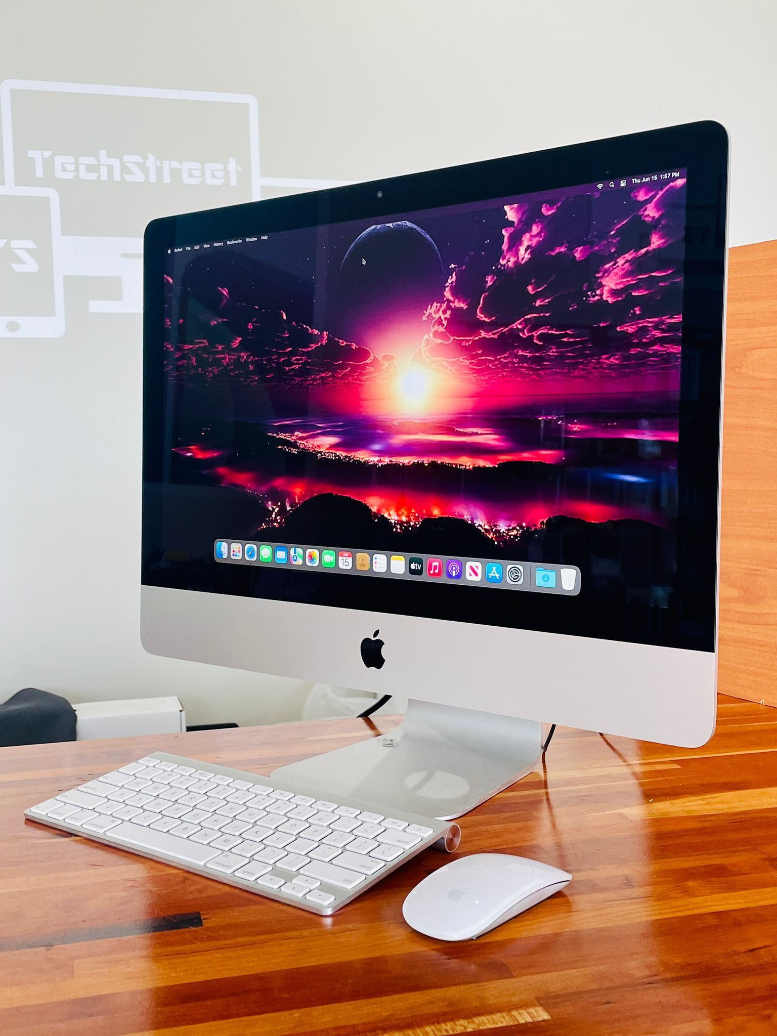 Apple IMac 21.5” Late 2015 Monterey Core i5 8GB RAM 256SSD! Wireless keyboard and Mouse included