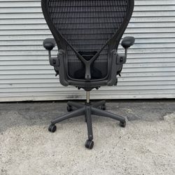 HERMAN MILLER CLASSIC AERON SIZE C FULLY LOADED DELIVERY AVAILABLE FIR A FEE