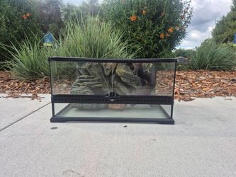 Reptile terrarium enclosure