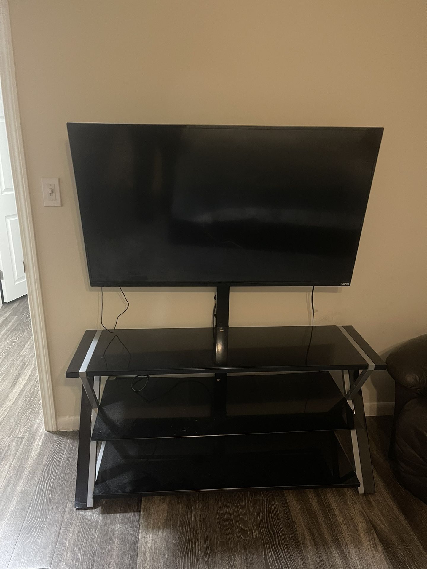 TV With TV Stand (come With Remote)
