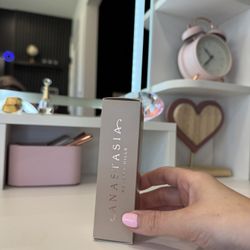Anastasia Beverly Hills Foundation – Brand New in Box