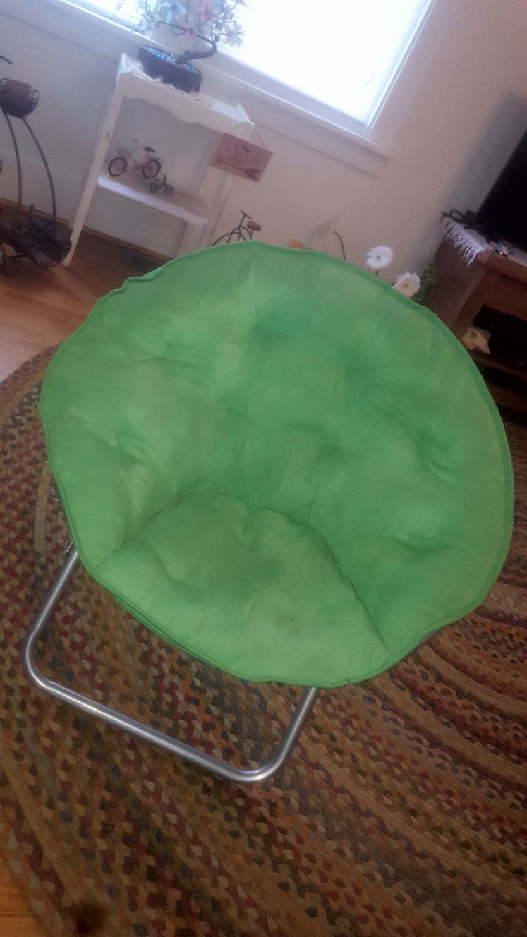 Like new green saucer chair
