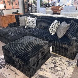 LH👉$49 Down Payment For Financing 👉 Black Fluffy Corduroy Sectional Couch With Chaise 