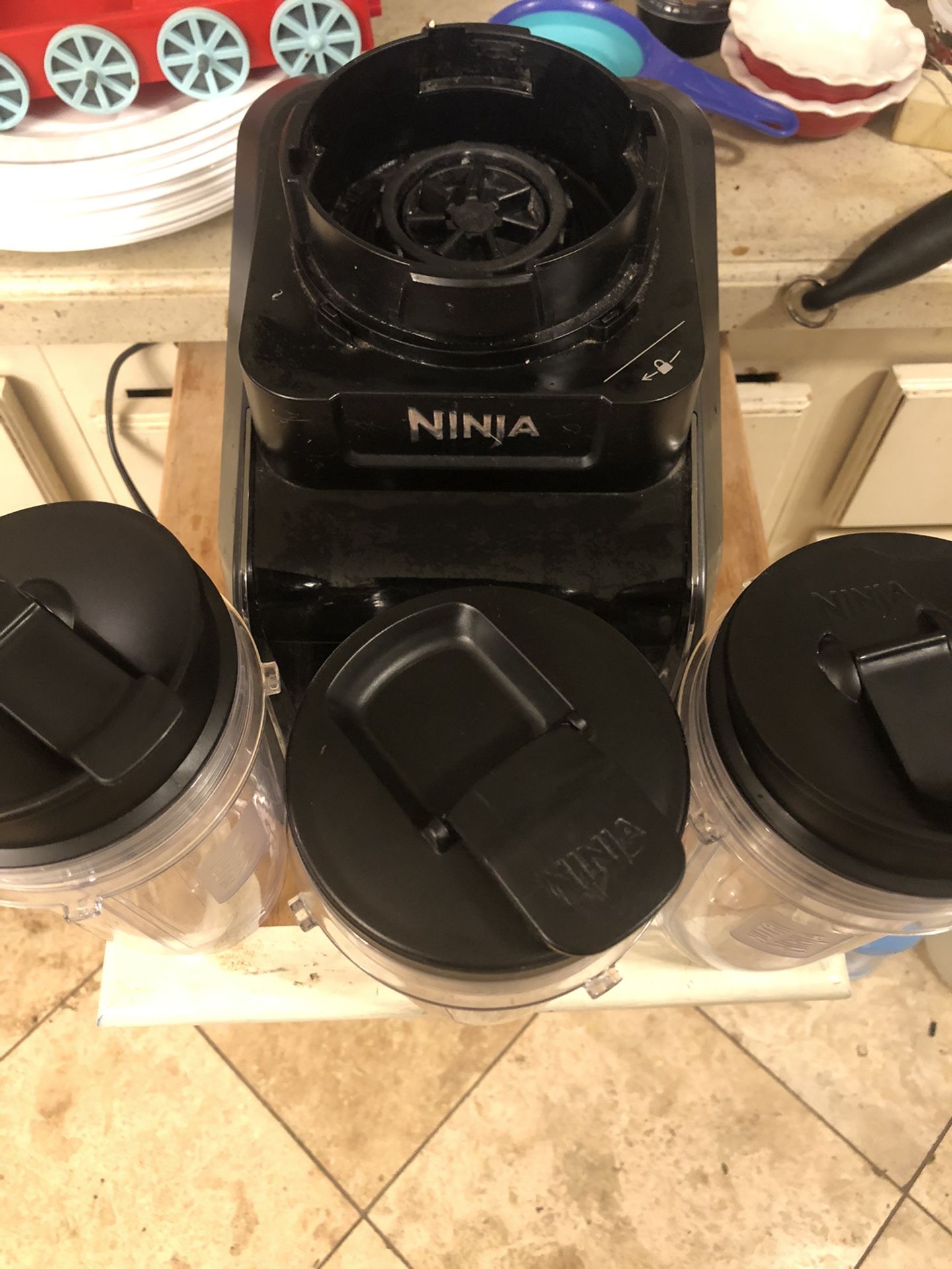 Ninja CT680 blender base with 3 24 oz cups