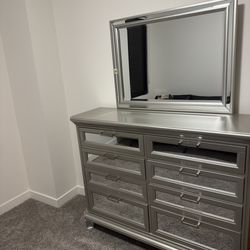 Modern Mirrored Dresser with Matching Mirror – Excellent Condition