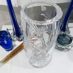 Gorgeous signed vintage Crystal Vase 10” in height and very heavy. Excellent condition-like new  This vase is in perfect condition.  Please message wi