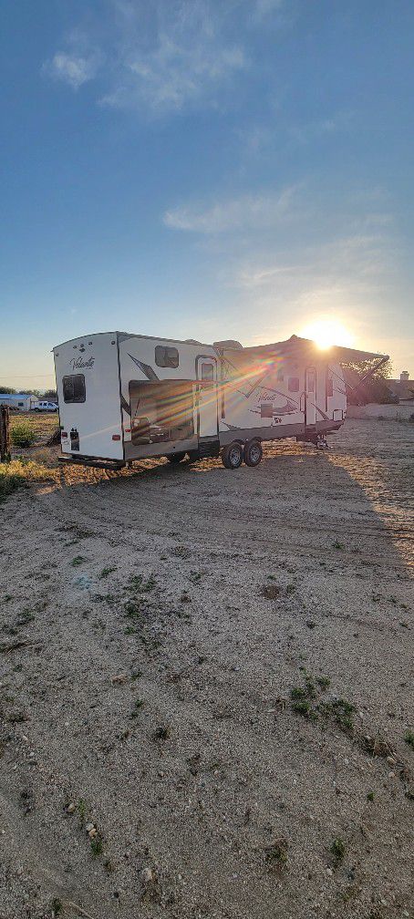 rv travel trailer with 2 BEDROOMS. LIKE NEW MUST SEE! VERY SPACIOUS INSIDE 