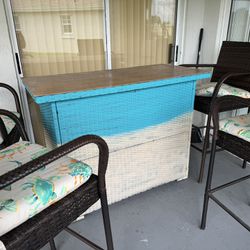 Outdoor Patio Bar And 4 Stools 