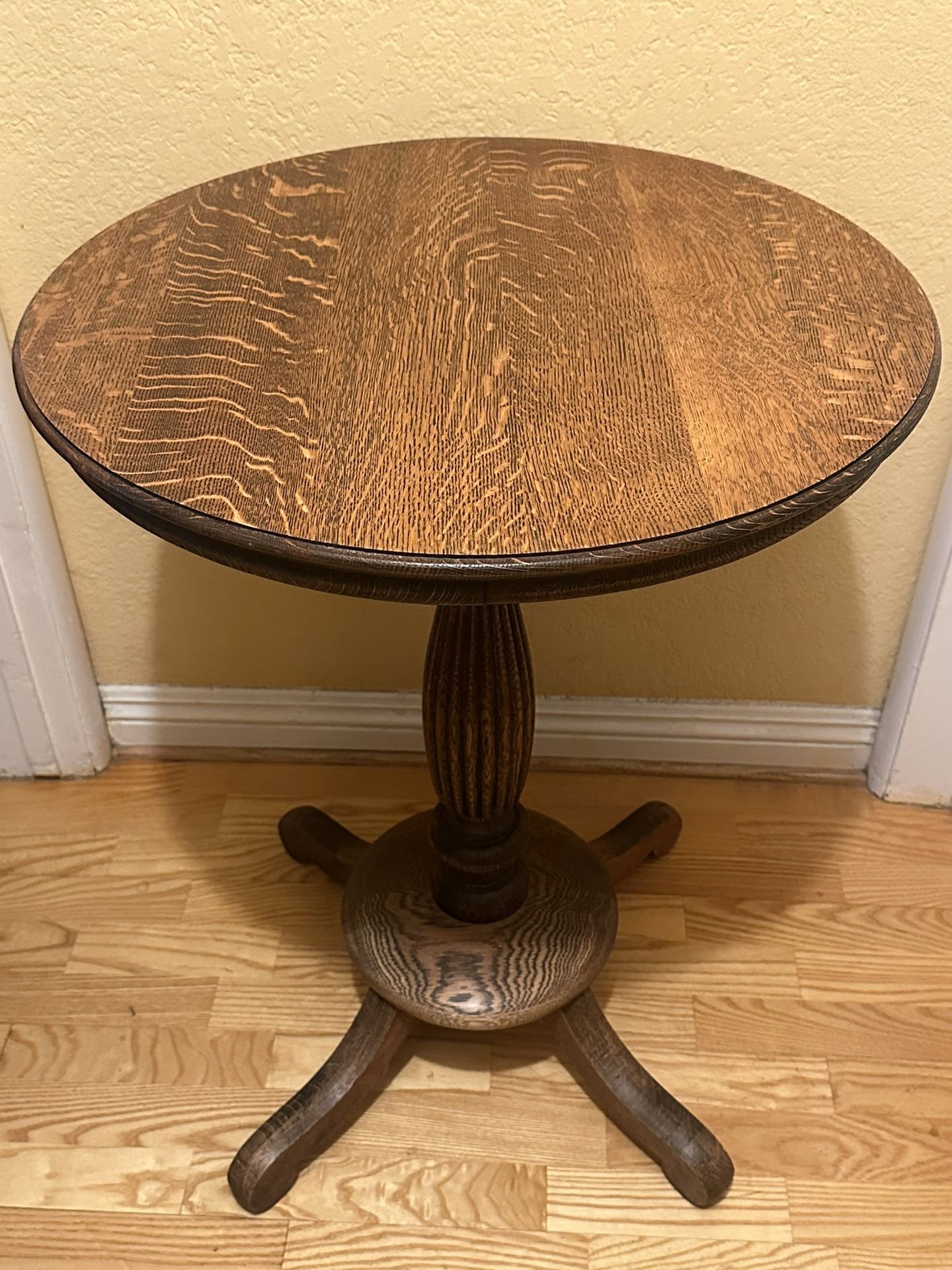 Gorgeous Antique Victorian Tiger Oak Parlor Table /Quarter-Sawn Oak Single Pedestal Round Side Table