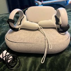 Oculus Quest 2 Headset And Controllers