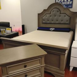 *Big Game Special!!*---Floor Model Frisco Queen Bed/Nightstand Sets---Delivery/$10 Down Financing Available🤠
