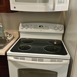 GE Stove/oven, very little use (check pics) - $325 OBO