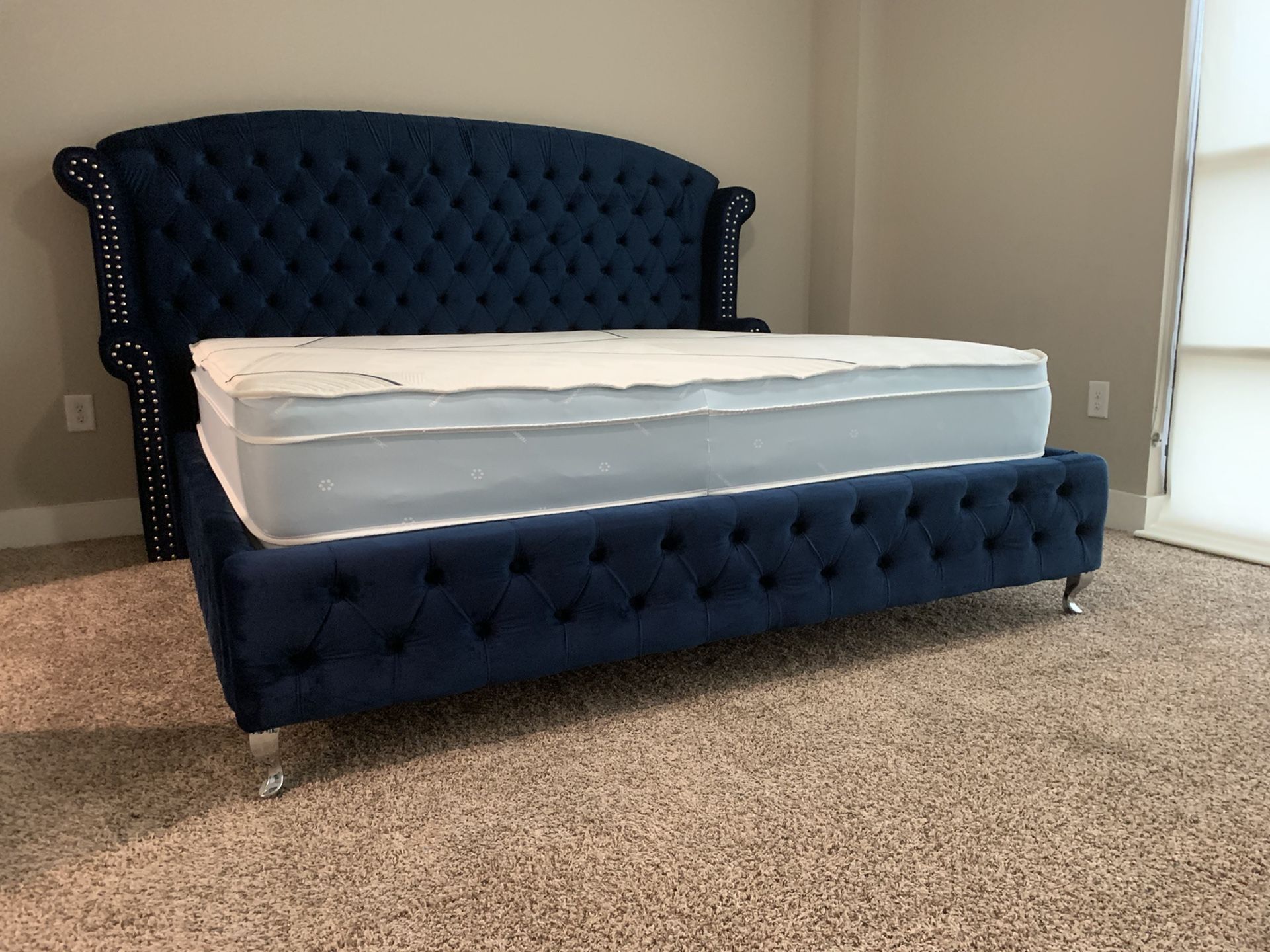 MS Q Navy Blue Tufted Velvet Platform Bed