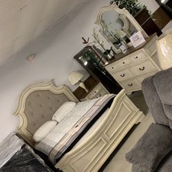 Queen Size 4-pc Bedroom Set (bed/mirror/dresser/nightstand )