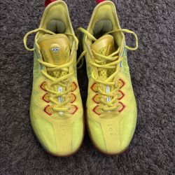 50.00  Like New Sponge Bib Shoes 10.5