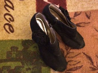 Peep toe zipper close boogie