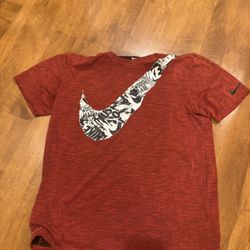 Men’s Nike swoosh T-shirt, size large shipping available