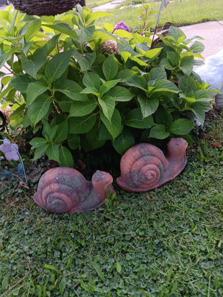 Pair Of Terracotta Snails Outdoor Garden Decoration 