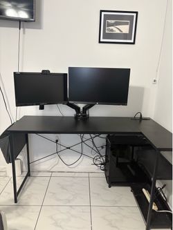 L shaped gaming desk with storage pouch and outlets
