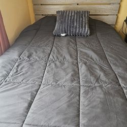 Queen Size Bed / Cama 