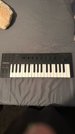 KOMPLETE midi keyboard