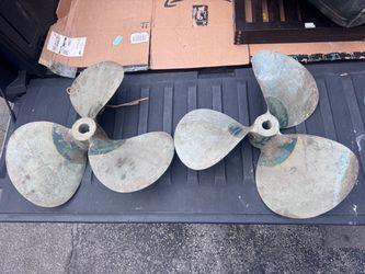 Vintage Chris-Craft "Loui-Poise" 3-Blade Bronze Boat Propeller (1938 RH, 37.6 lbs) 400$ each,I have 2