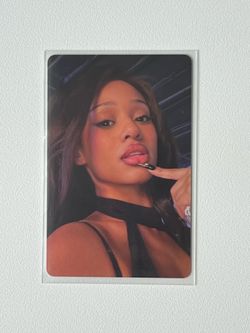 katseye manon cropped tshirt photocard
