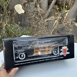 Motor City Classics 1:18 1948 Chrysler Town & Country Woody Wagon Diecast Model Car