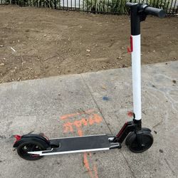 Gotrax GXL mobile electric scooter, excellent condition Foldable Hand And Foot Brake E-scooter White & Black