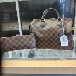 Louis Vuitton Purse For Sale $900 Wallet 350 Laway Available If You Are Interested Ask For Maribel Thank You 