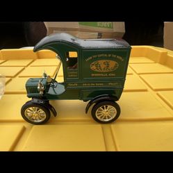 Ertl 1:25 "Farm Toy Capital of the World #1 LE" 1905 Ford Model T Van Bank. Number 0769 of 1,000.