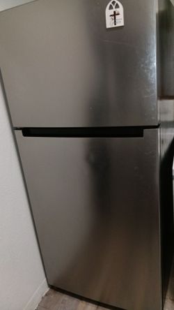 Vissani Stainless Steel Top-Freezer Refrigerator - Clean & Freezes Cold
