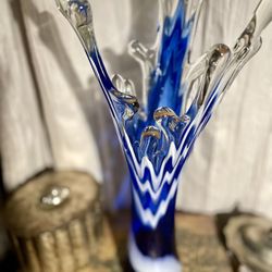 Vintage Collectible blue 🩵💙🤍🩵and white wave water splash art glass vase.