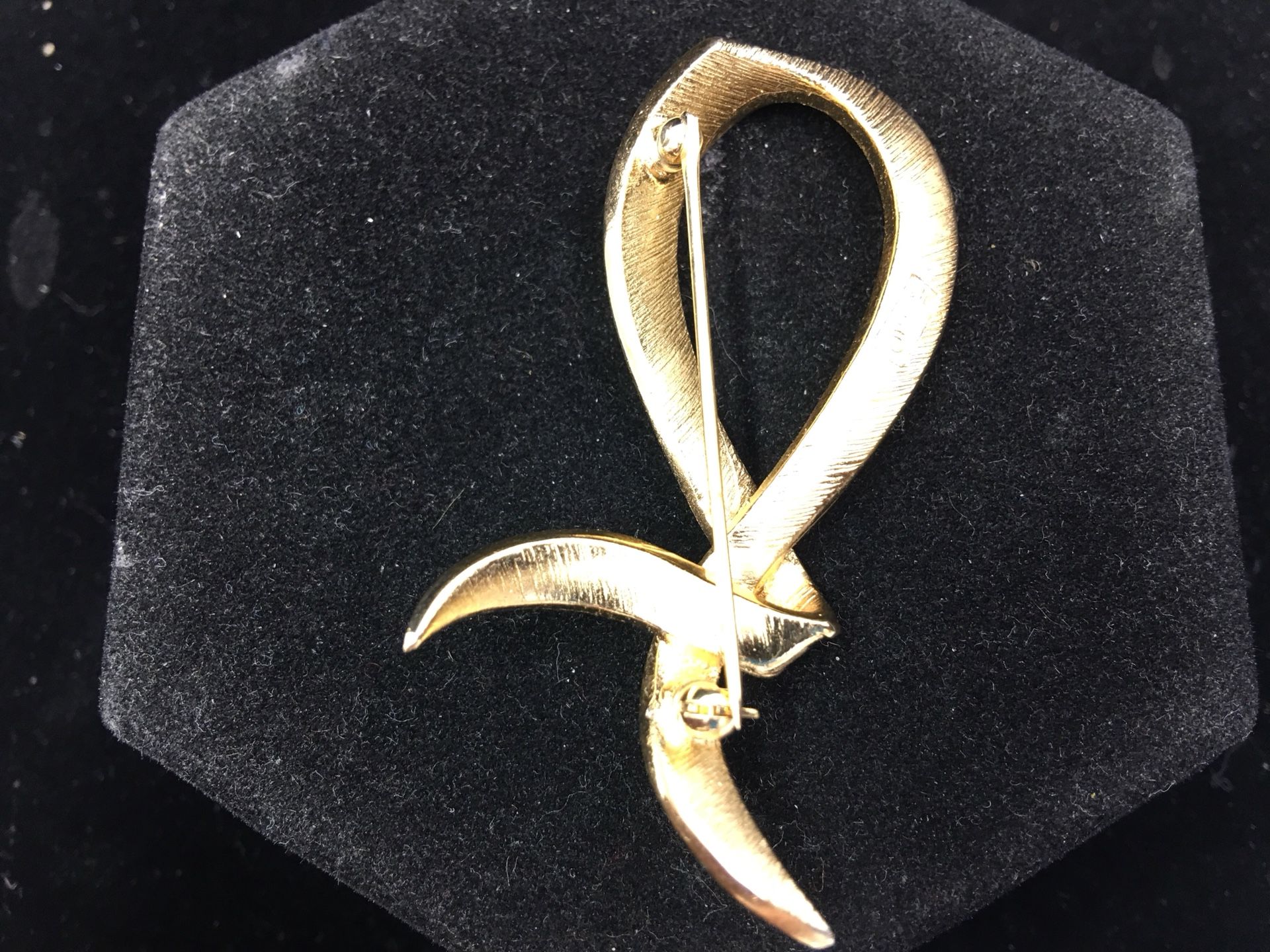 Vintage Signed TRIFARI gold toned ribbon brooch