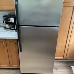 28” GE Top Freezer Refrigerator