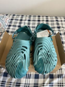 Salehebembury Crocs Sz11