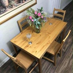 Like New Dining Table Set With 4 Chairs 