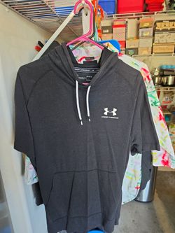 Under Armour Short Sleeve w/ hoodie