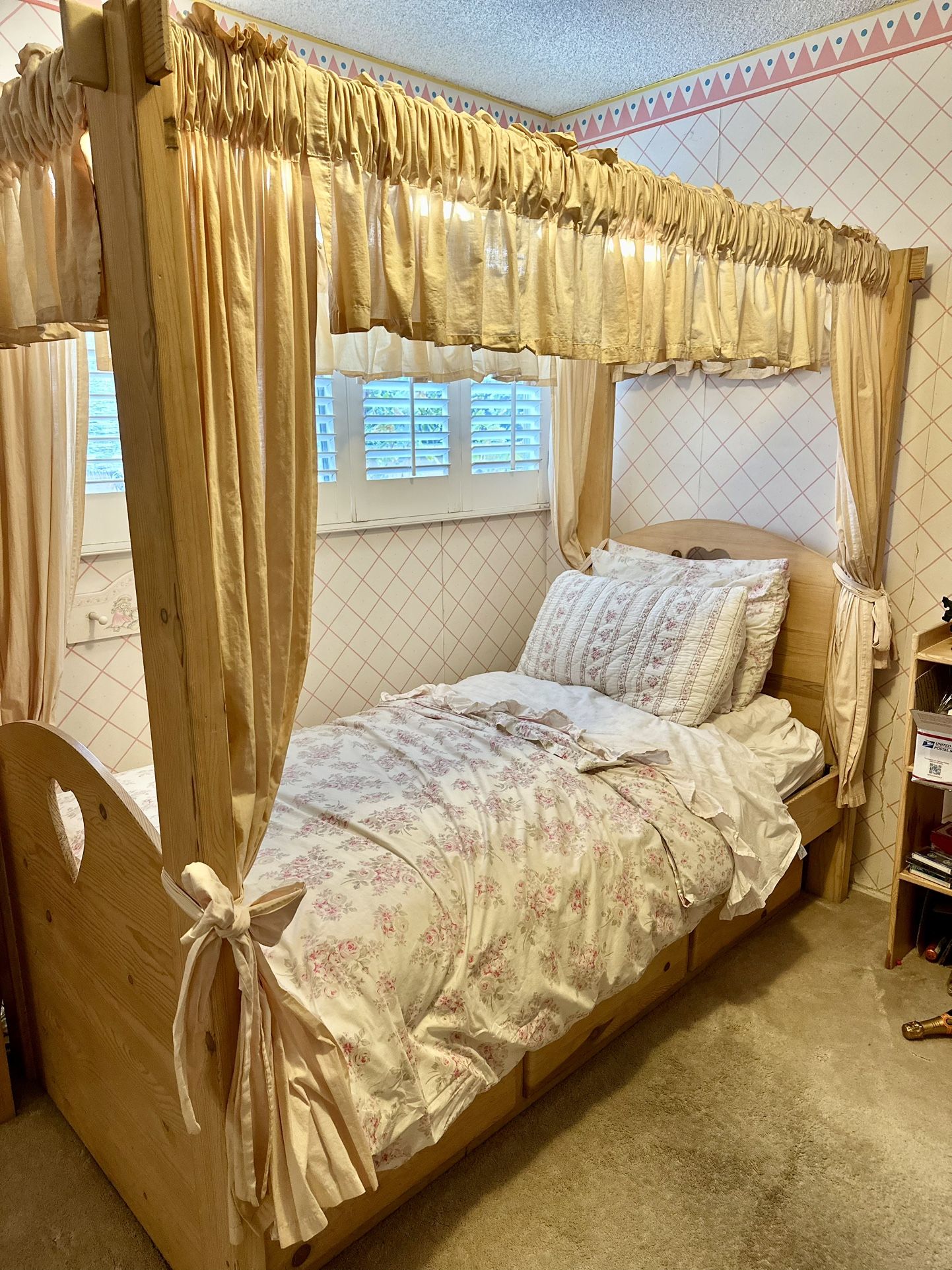 Wooden Canopy Bedroom Set
