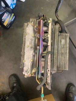2003 Honda element intake manifold with fuel injectors on a rail