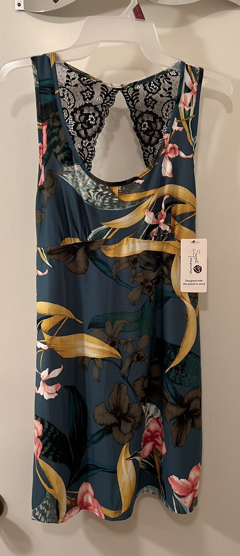 Woman’s nightgown sleeper. Size small (4-6).